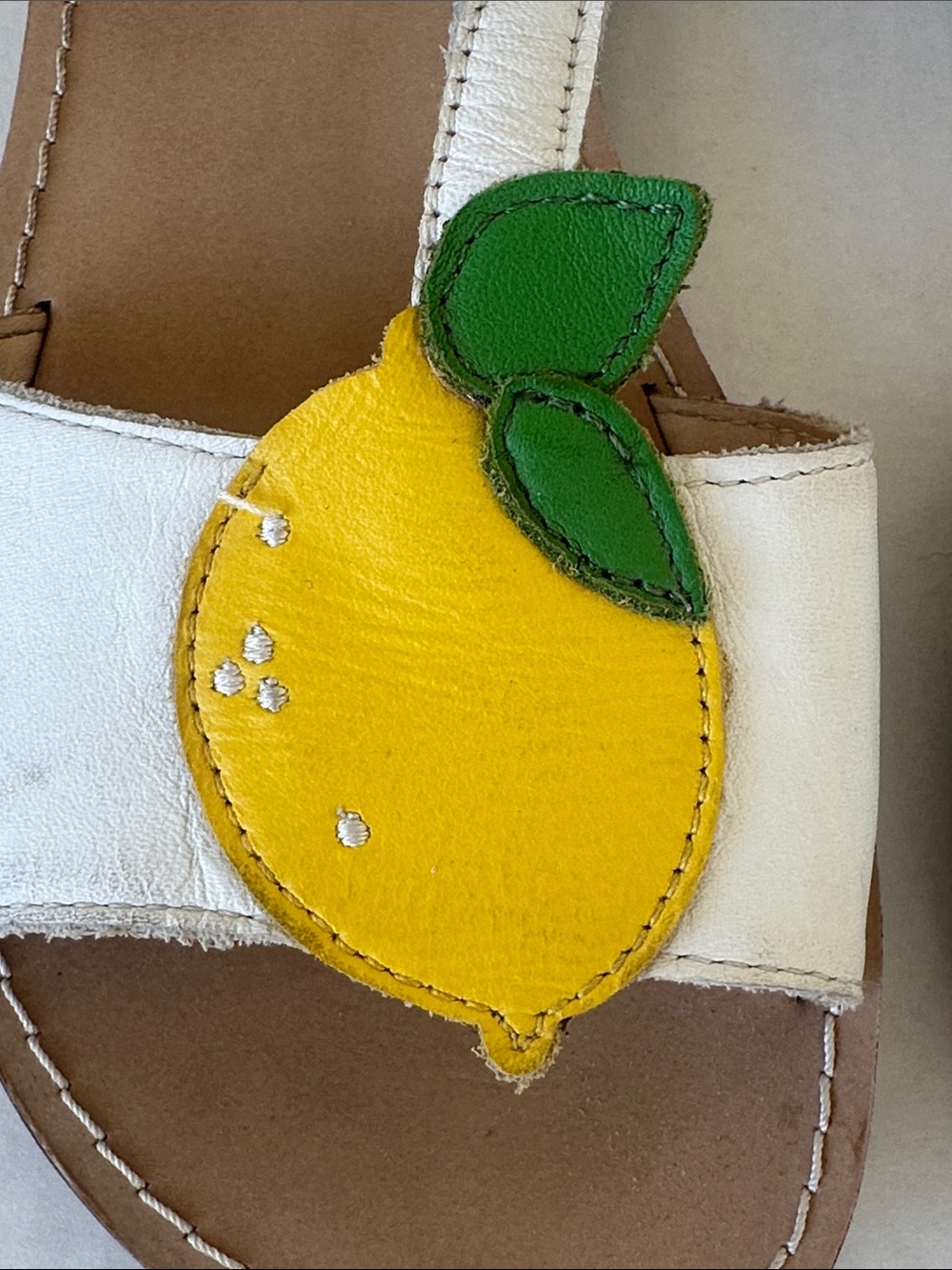 Mini Boden Fruit Appliqué Lemon Strawberry White Leather Sandals 34 2.5-3 - Picture 4 of 6